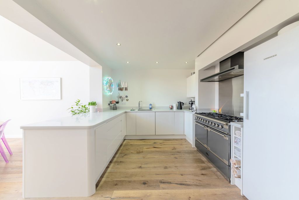 Property photo 3 of 36