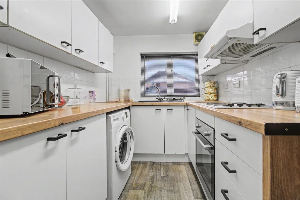 Property photo 2 of 10 Kitchen