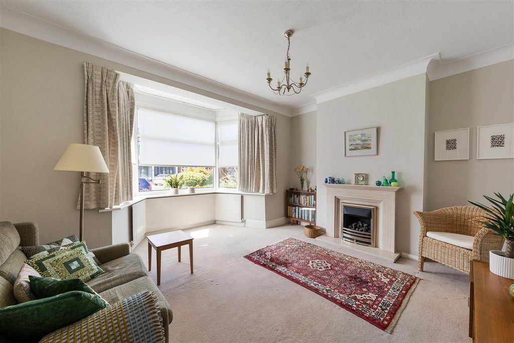 Property photo 3 of 43 Bressey Grove, E18
