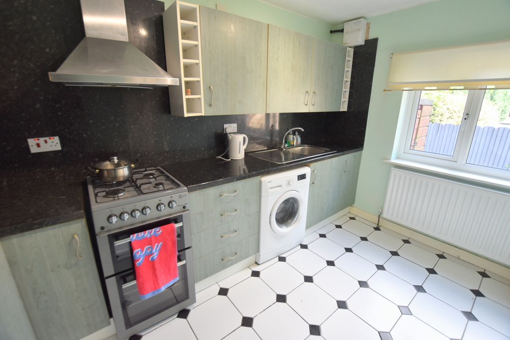Property photo 2 of 14 15 Buckingham Gate Kitchen 2