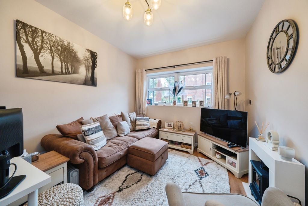 Property photo 2 of 18 Lounge