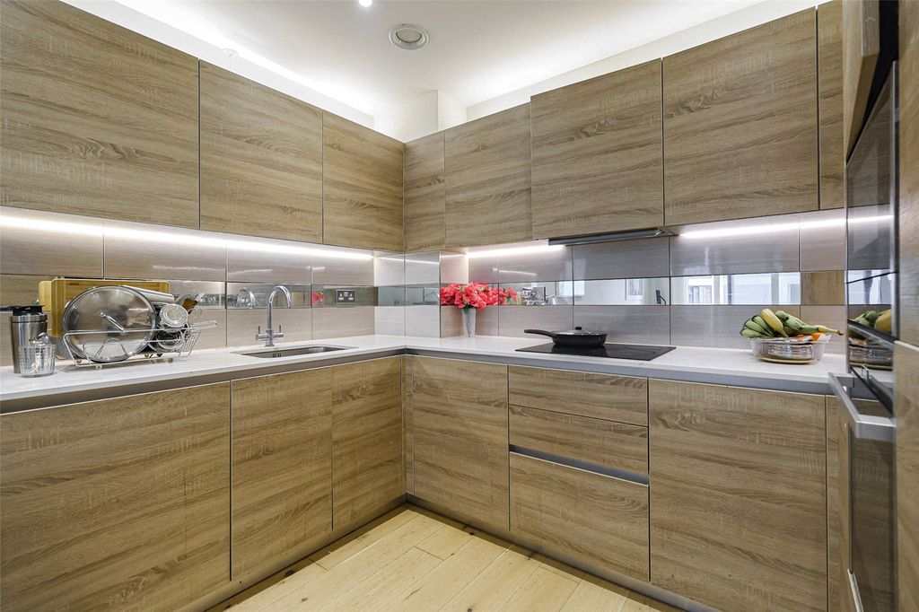 Property photo 3 of 23 Picture No. 24