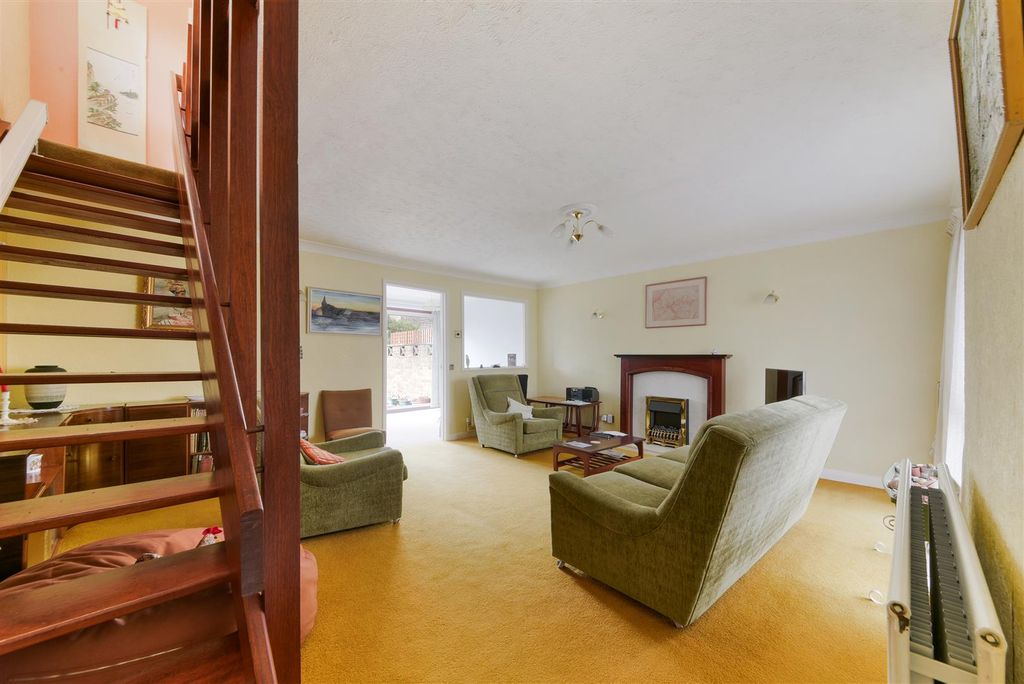 Property photo 2 of 14 Sharon Close