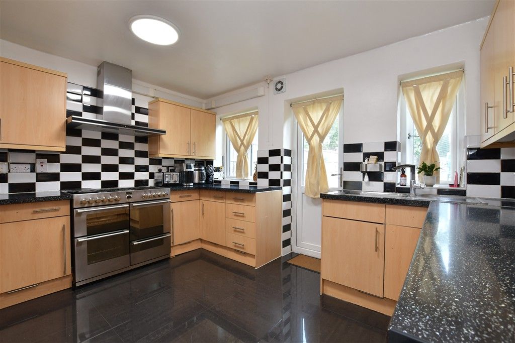 Property photo 3 of 12 Kitchen