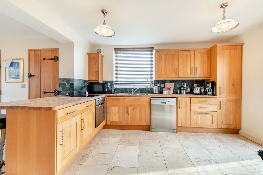 Property photo 3 of 22