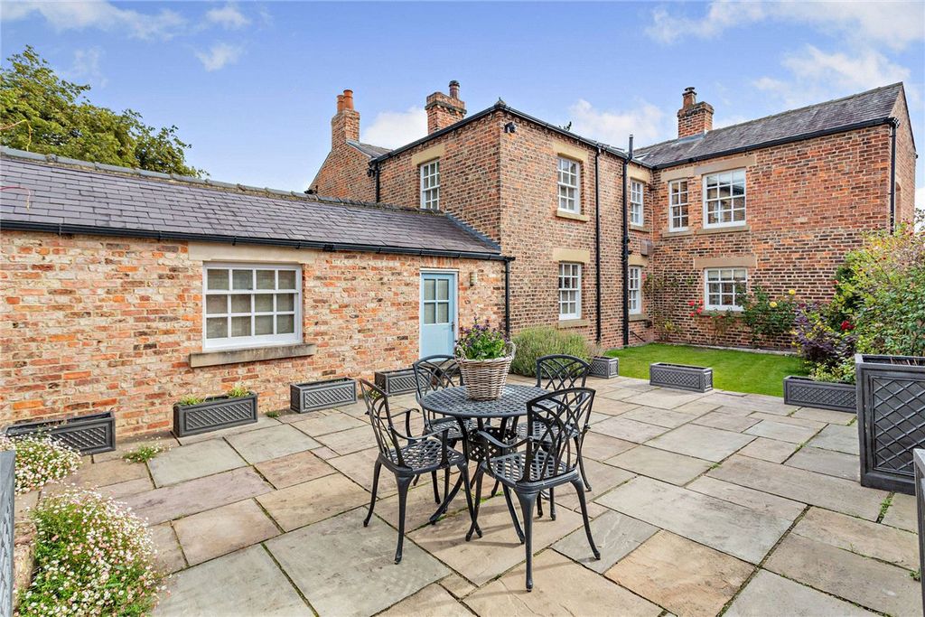 Property photo 2 of 18 Picture No. 01