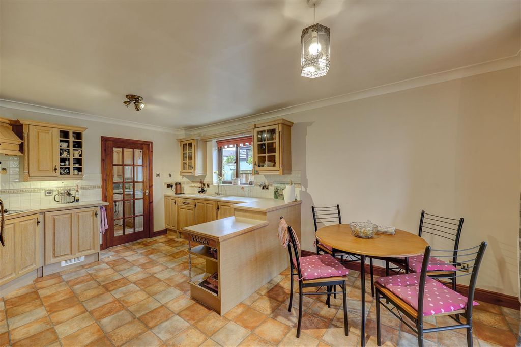 Property photo 2 of 27 Kitchen Diner