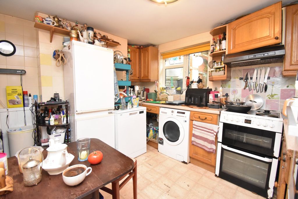 Property photo 3 of 11 Kitchen