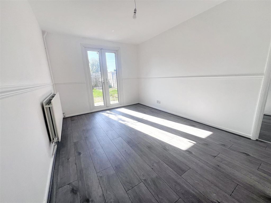 Property photo 3 of 13 Lounge