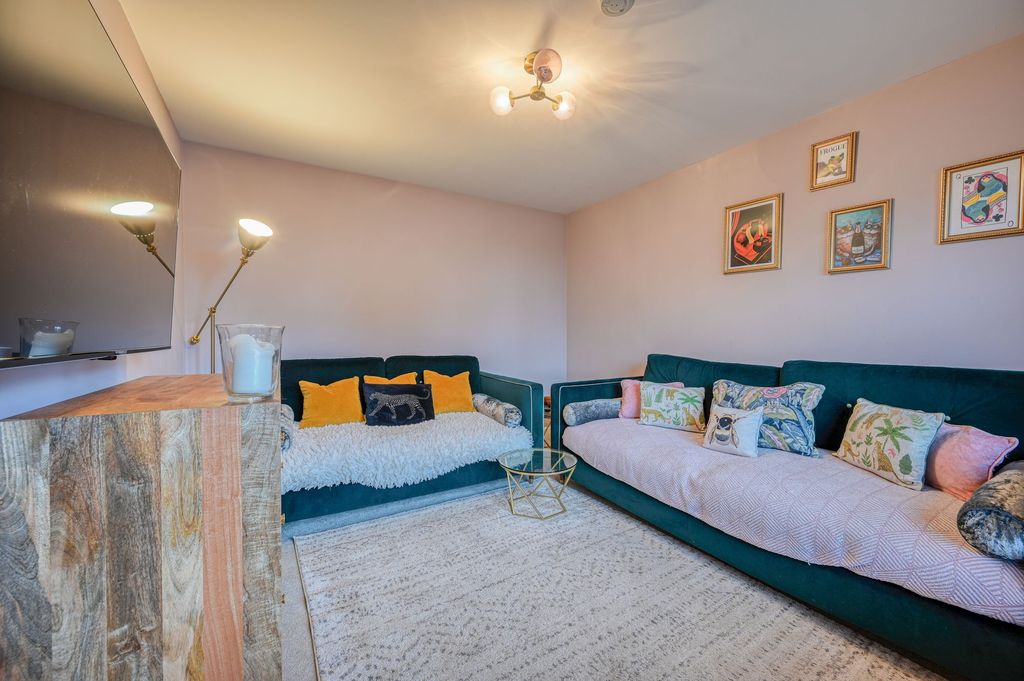 Property photo 3 of 35