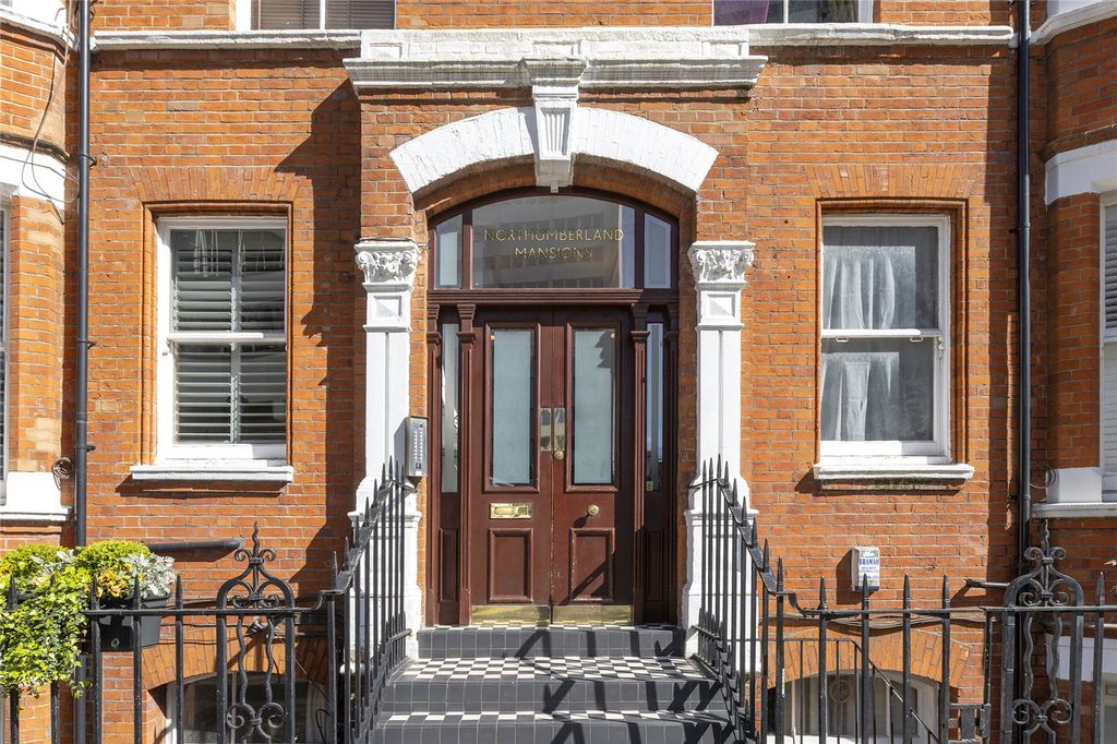 Property photo 2 of 17 Entrance