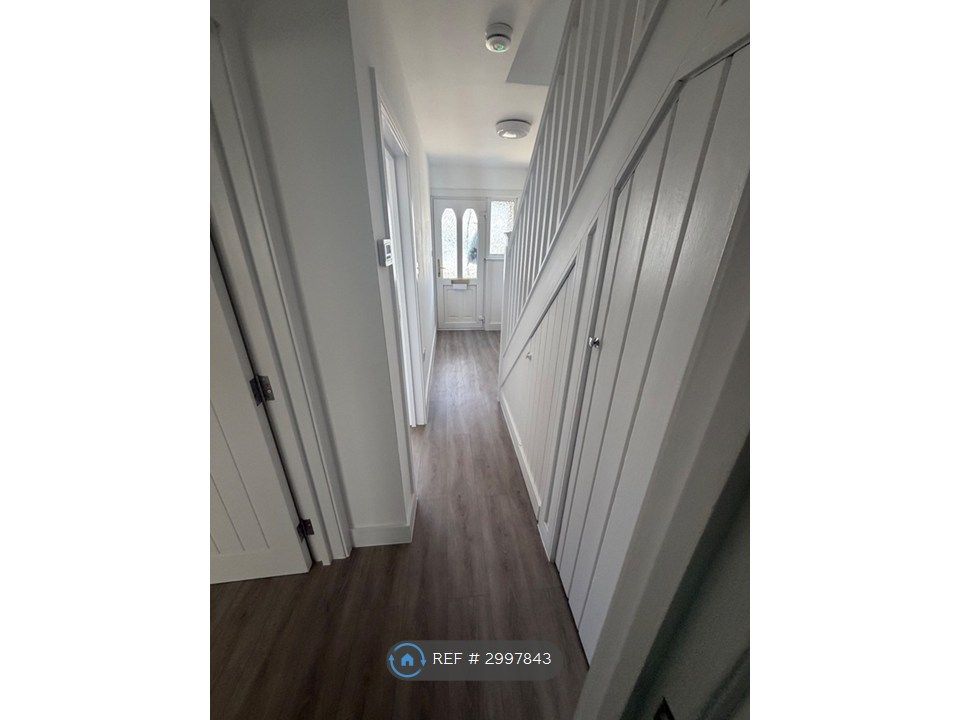 Property photo 2 of 28 Ground Floor Hall Way