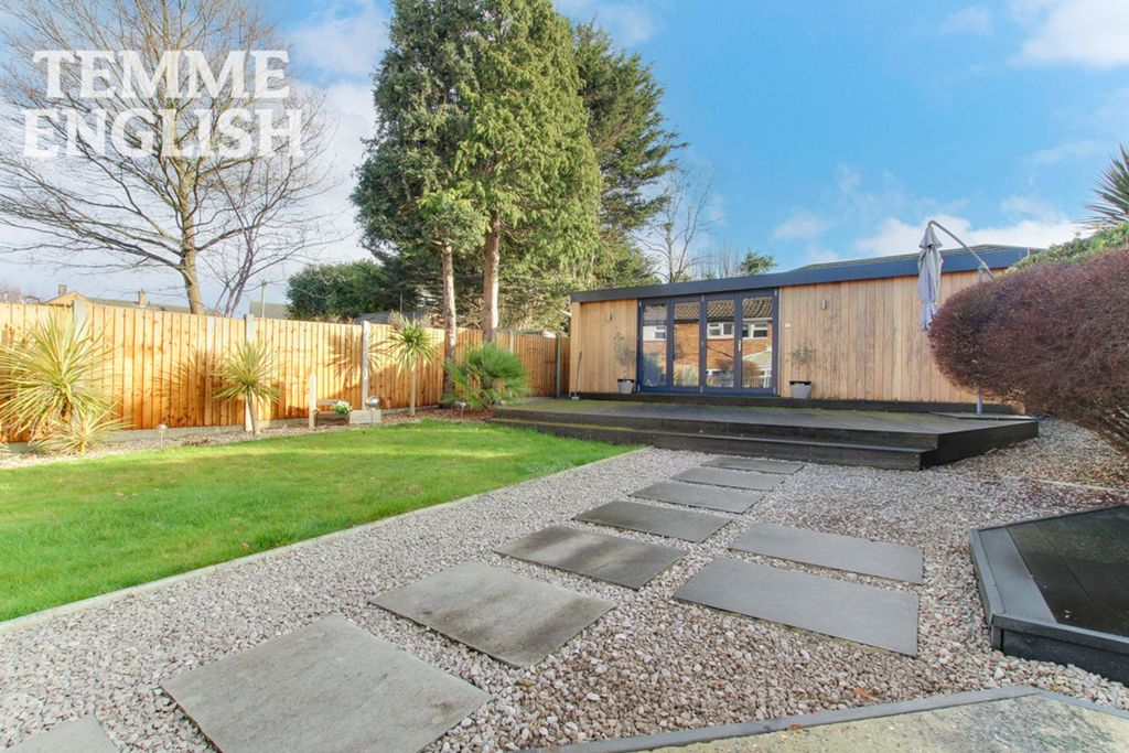 Property photo 2 of 27