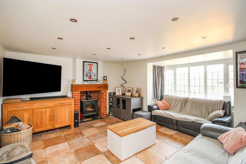 Property photo 3 of 14 Lounge