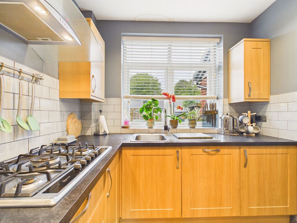 Property photo 2 of 14 Guildford Grove - Ewemove - Kitchen