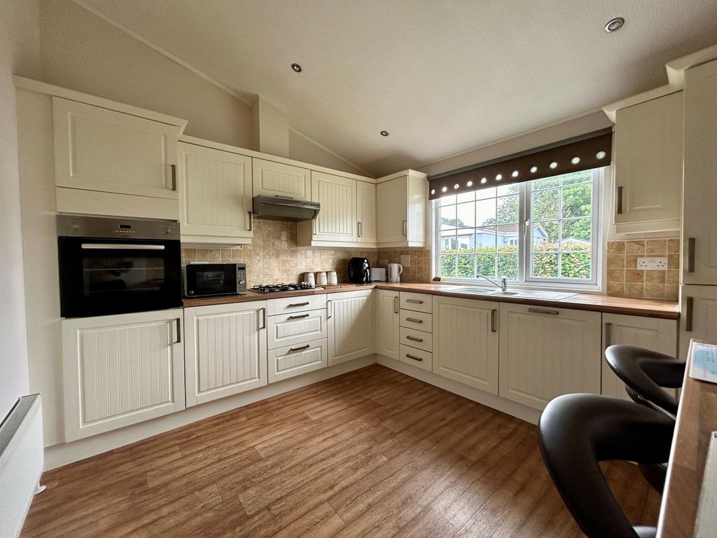 Property photo 3 of 12 Kitchen