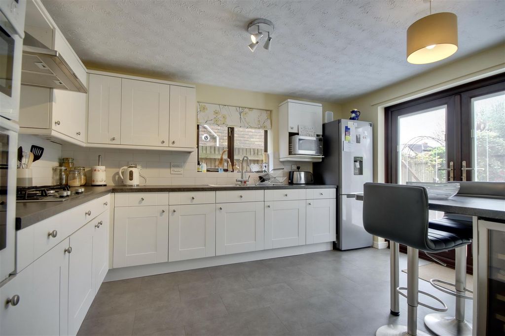 Property photo 2 of 19 Kitchen