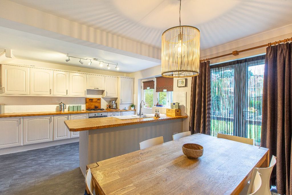 Property photo 1 of 32