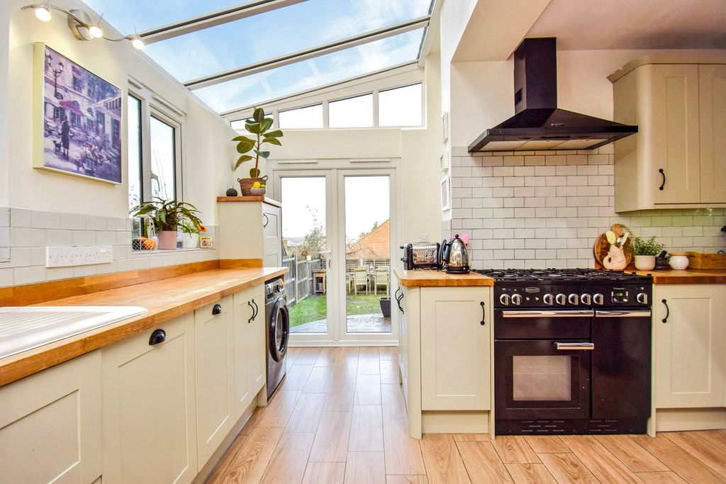 Property photo 2 of 21 Kitchen