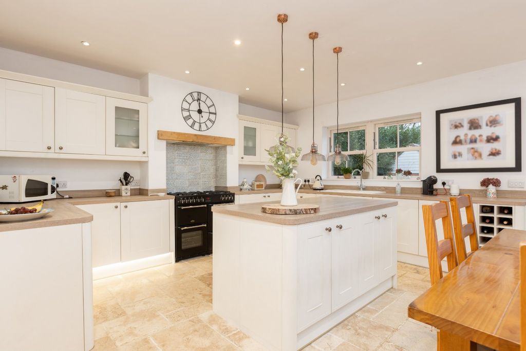 Property photo 2 of 27 Picture No. 20