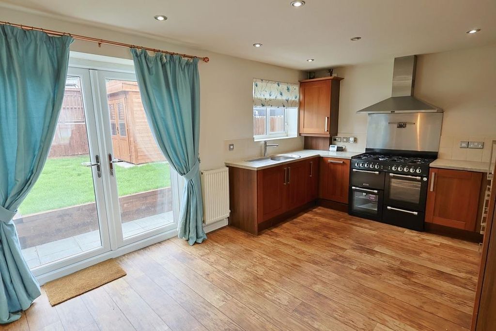 Property photo 3 of 13 Diner/Kitchen