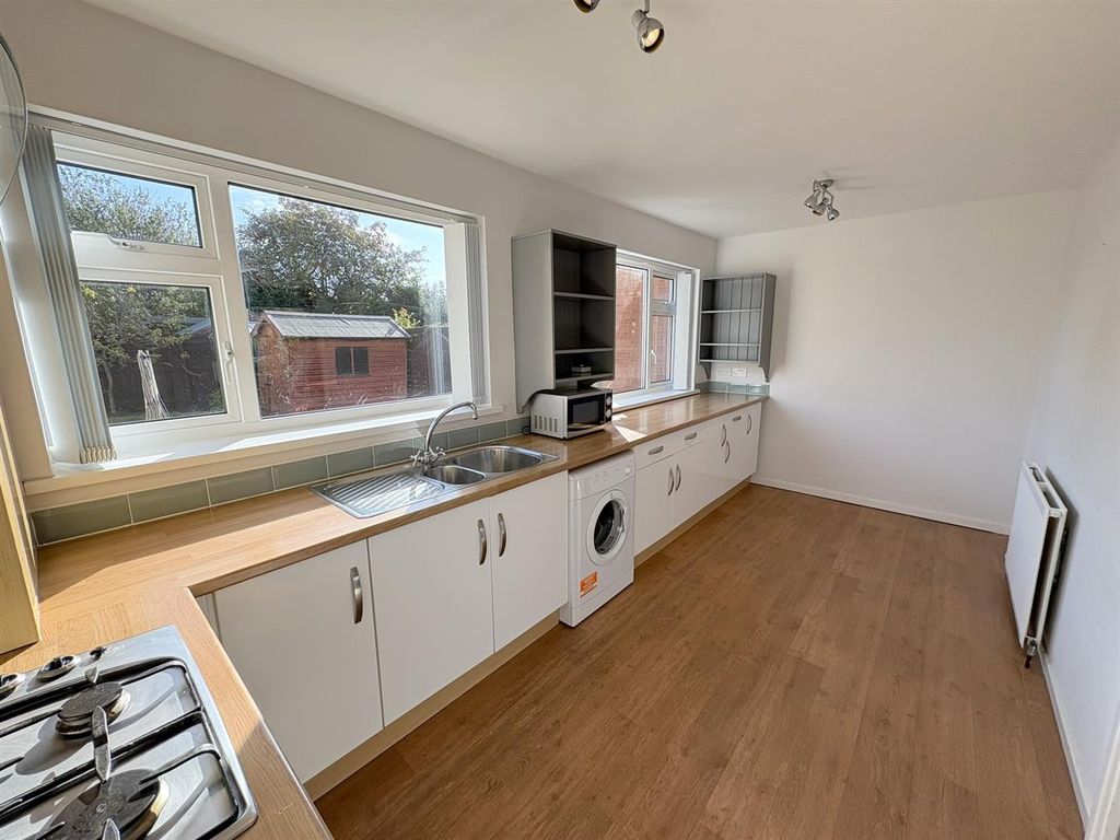 Property photo 3 of 14 Kitchen