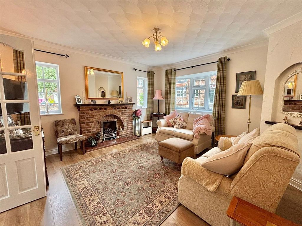 Property photo 3 of 17 Lounge