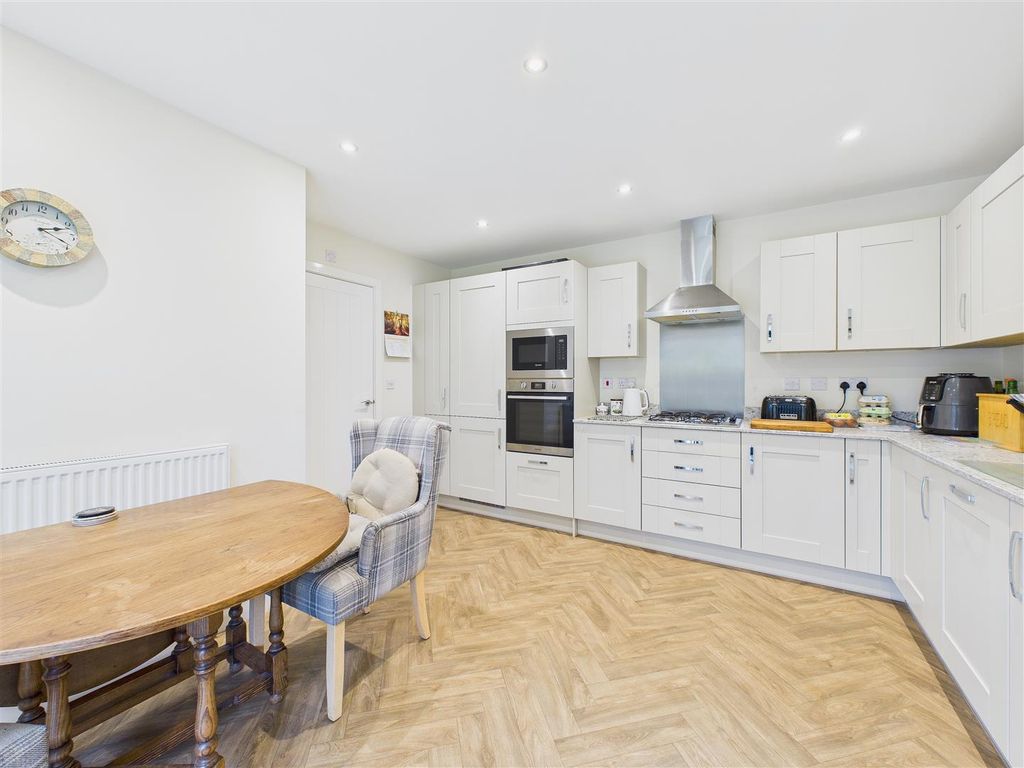 Property photo 2 of 13 Cam02453G0-Pr0215-Still011.Jpg