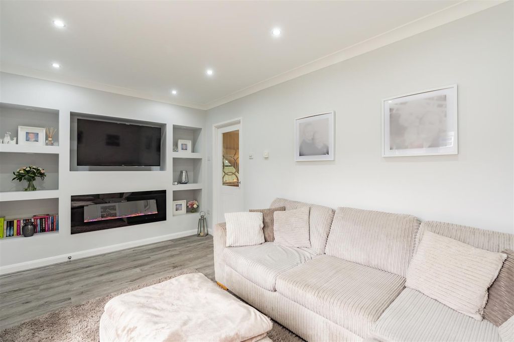 Property photo 3 of 17 Living Room