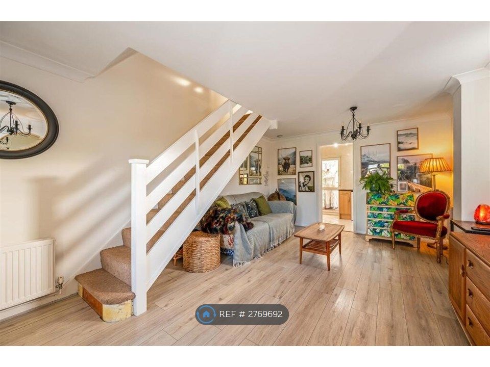 Property photo 1 of 12 Spacious Bright Lounge