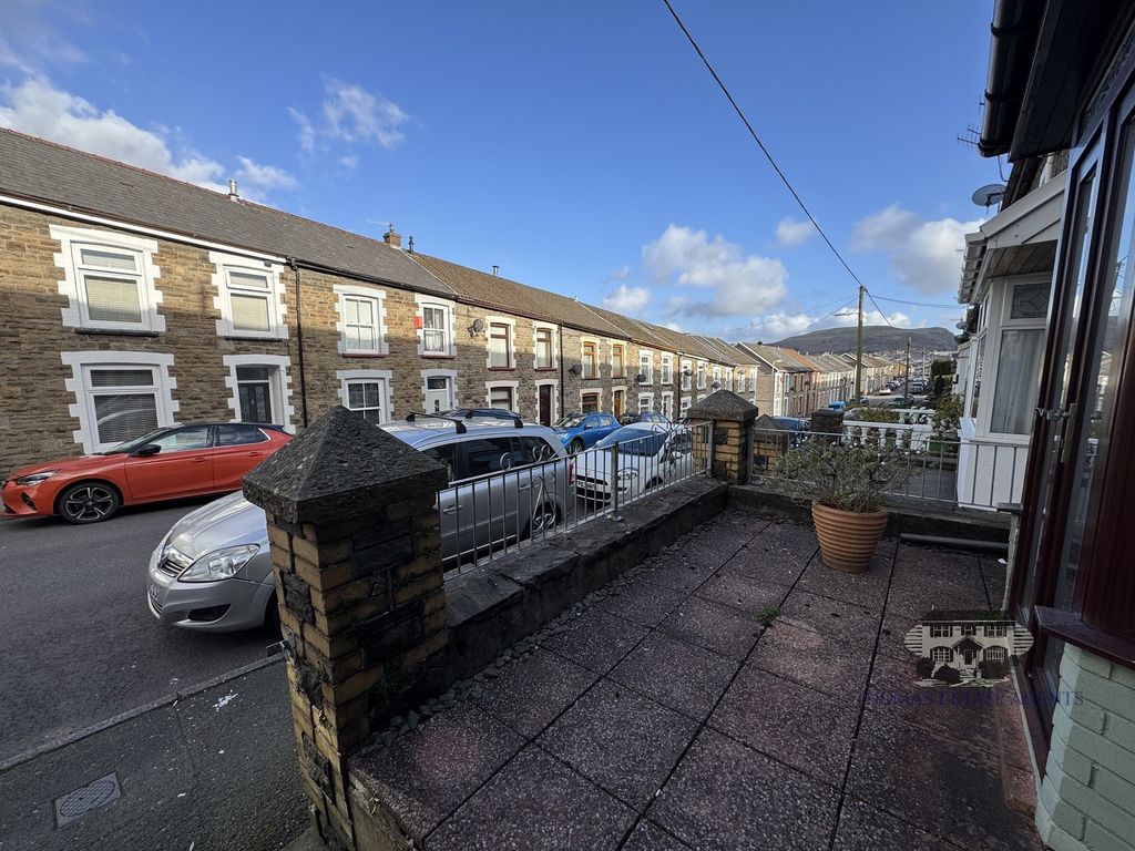 Property photo 2 of 14 Forecourt