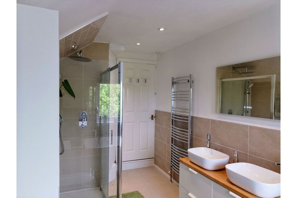 Property photo 3 of 20 Bathroom