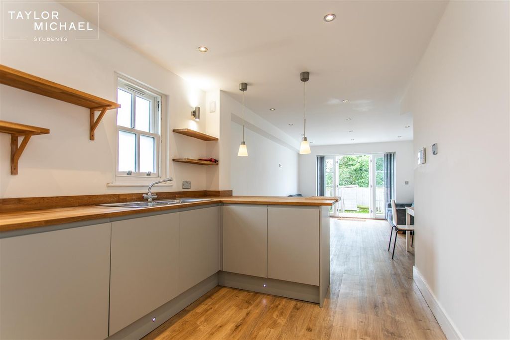 Property photo 3 of 21 Kitchen