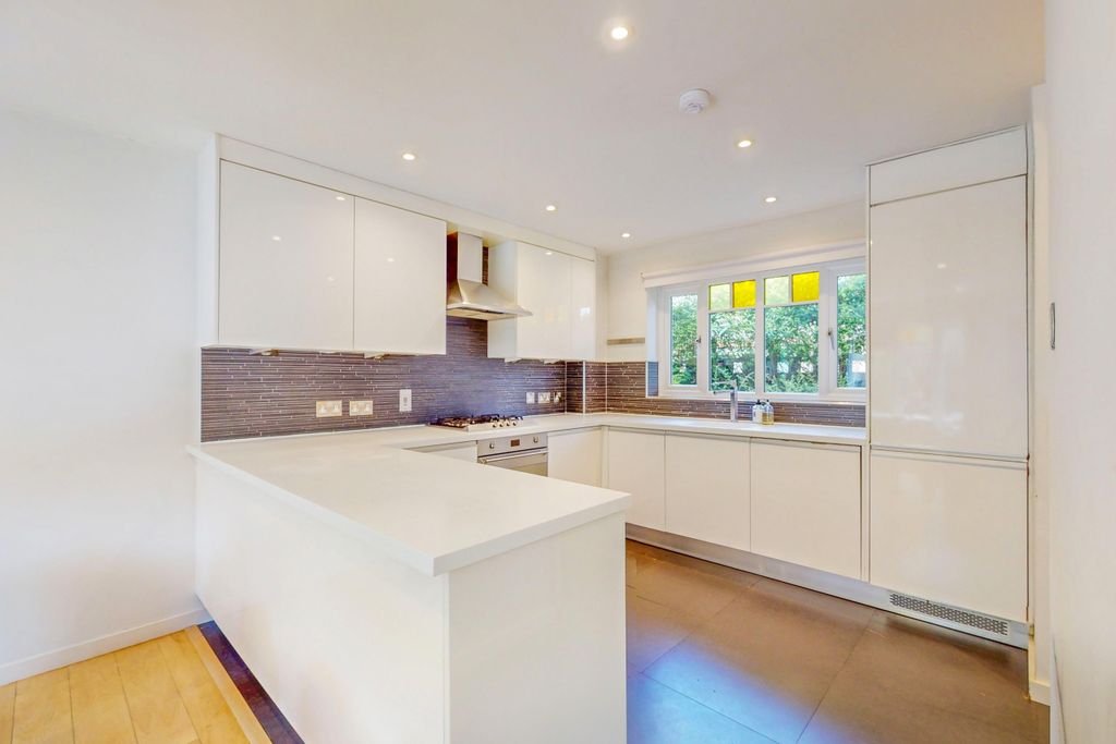 Property photo 3 of 12 Kitchen