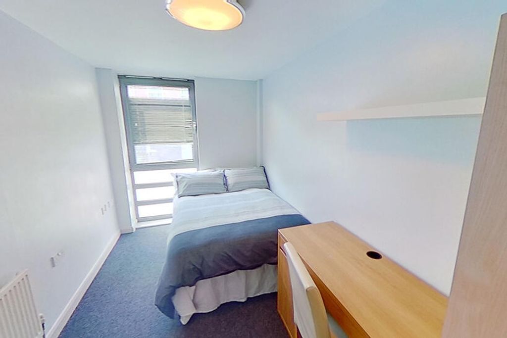 Property photo 1 of 7 This Inviting Double Bedroom Features A Comfortabl...