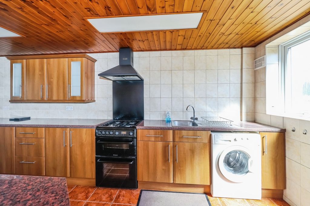 Property photo 3 of 15 Fitted Kitchen