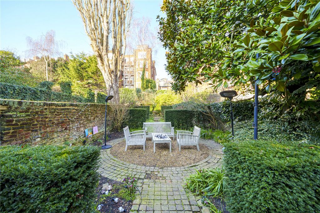 Property photo 2 of 14 Patio Garden