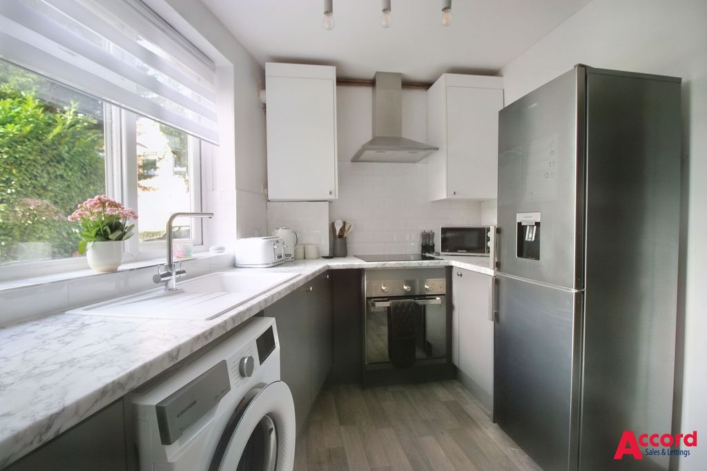 Property photo 3 of 8 Kitchen