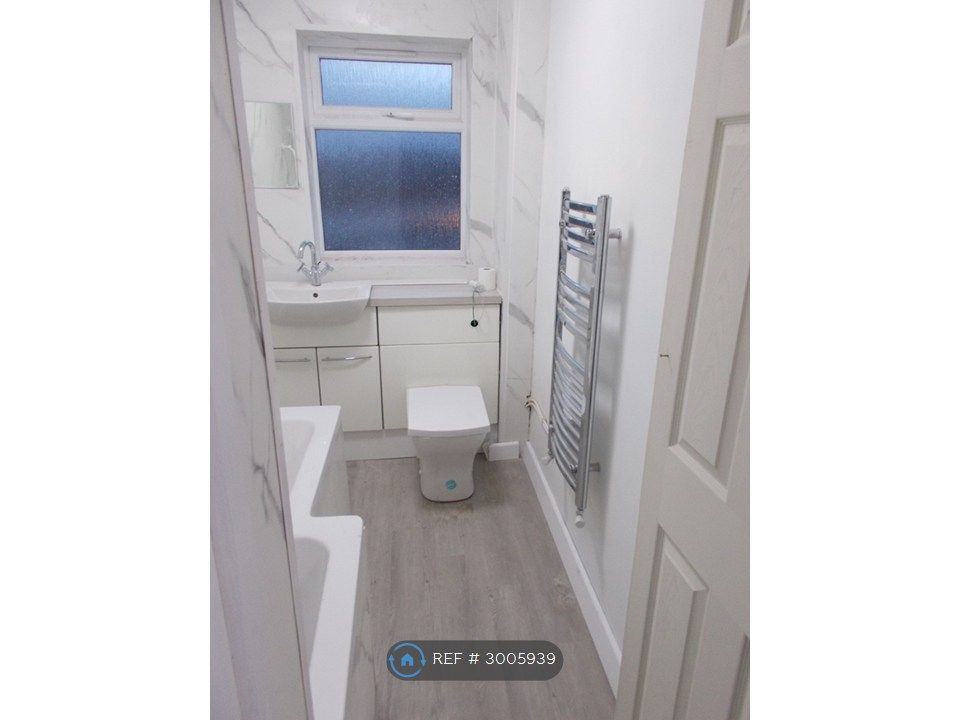 Property photo 3 of 10 Bathroom