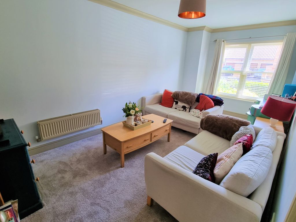Property photo 3 of 11 Living Room