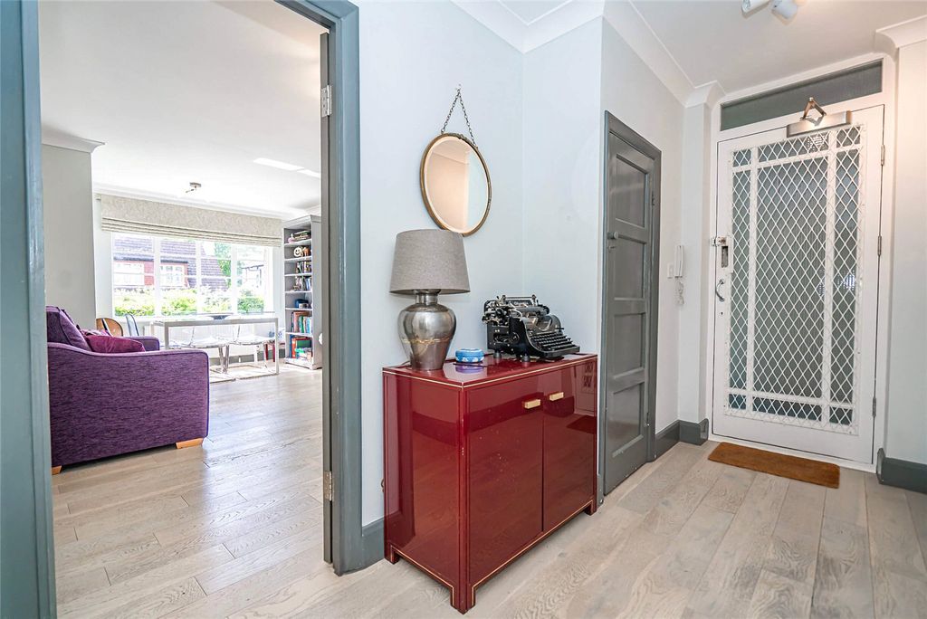 Property photo 2 of 25 Entrance Hall