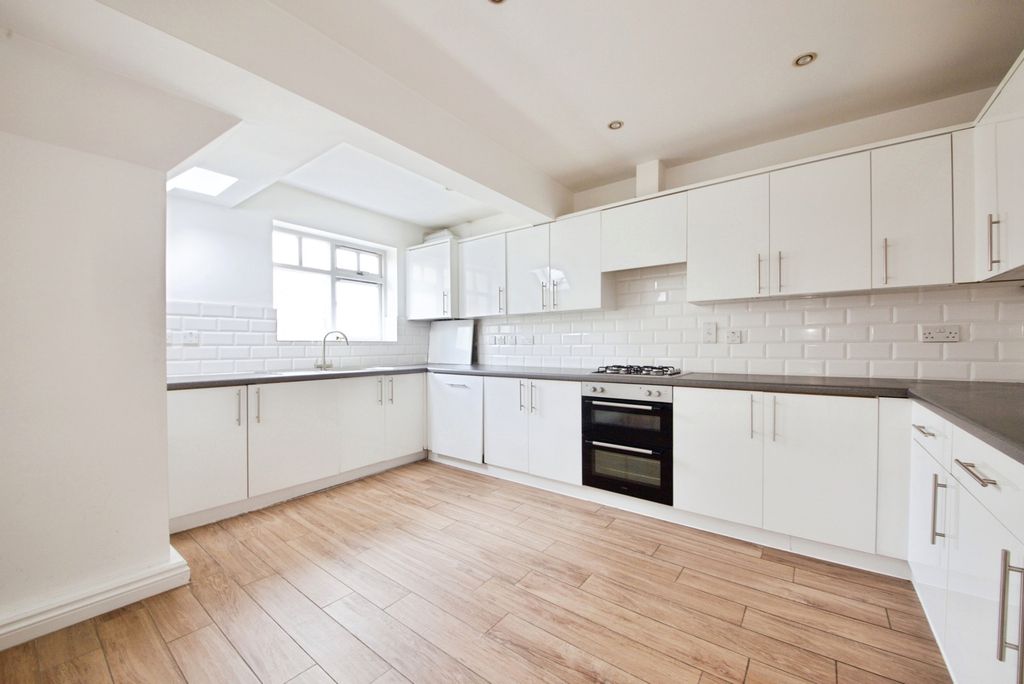 Additional image 7 of 2 bed flat for saleCatiline Court, 63A Main Road, Romford RM2