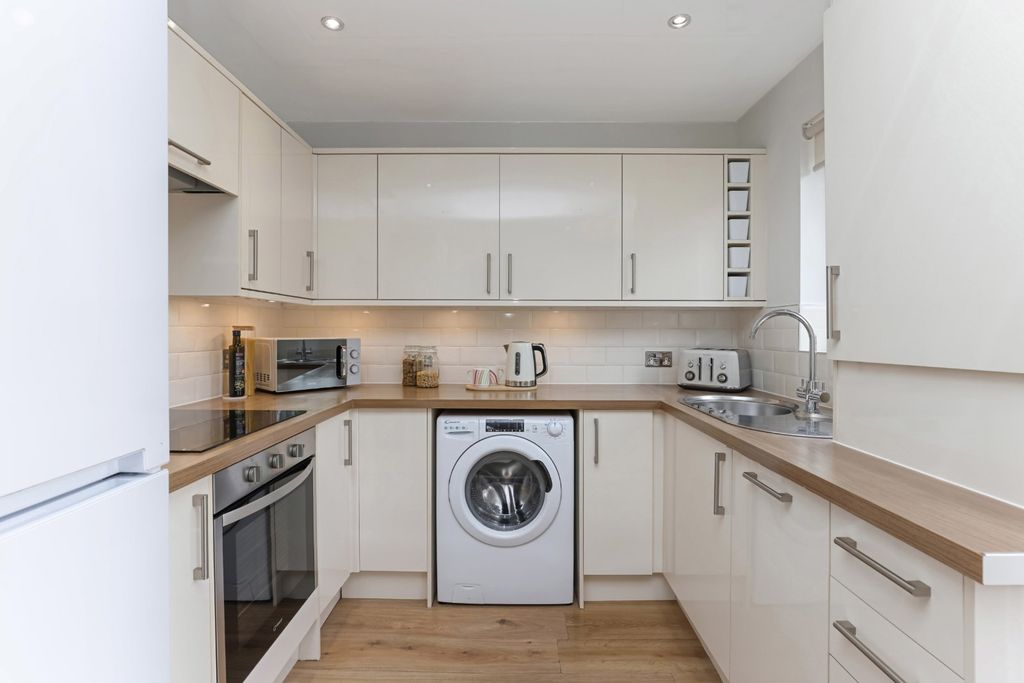 Property photo 3 of 18 Kitchen