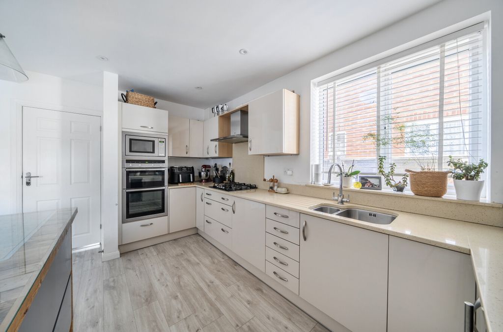 Property photo 3 of 11 1472145-12-6A287d...