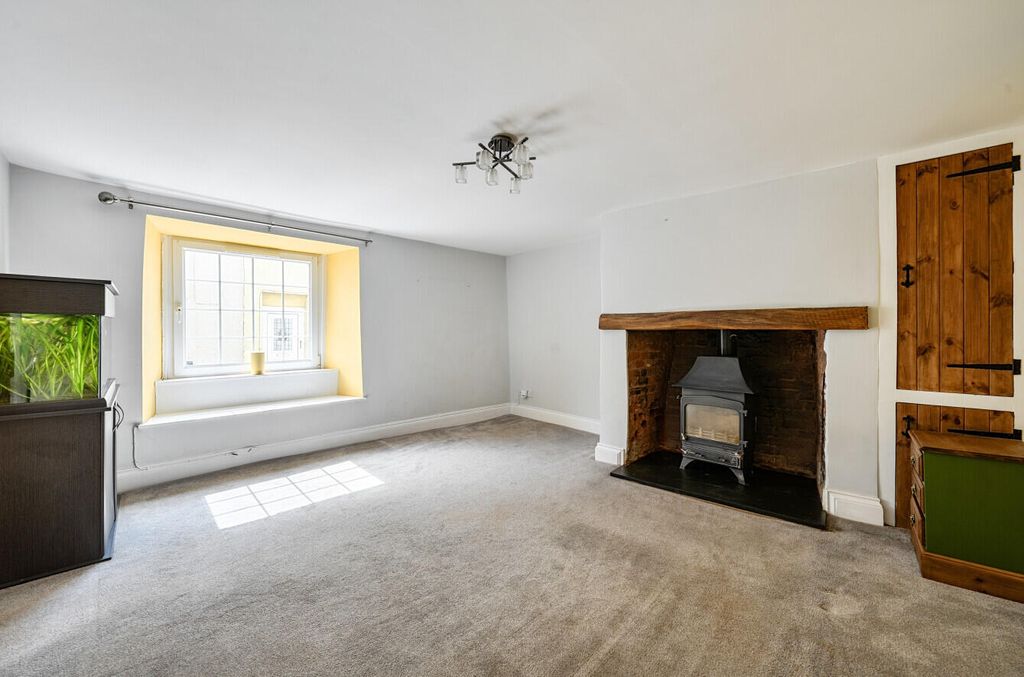 Property photo 2 of 21 Living Room