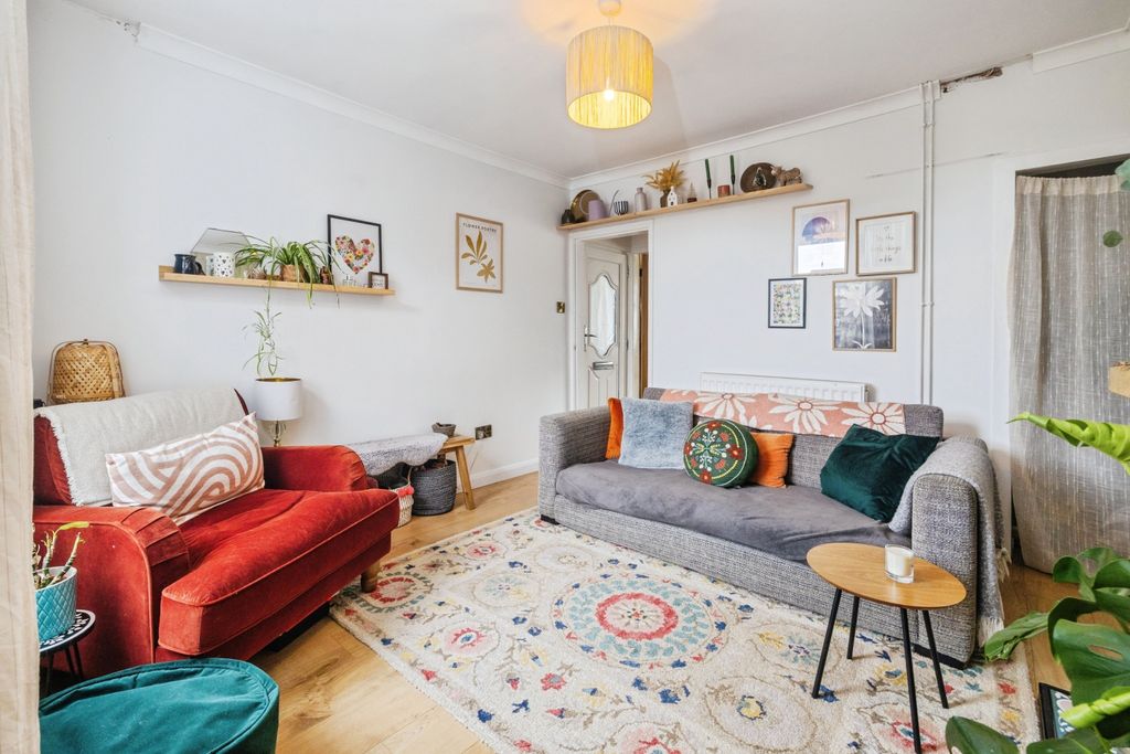 Property photo 3 of 16 Lounge