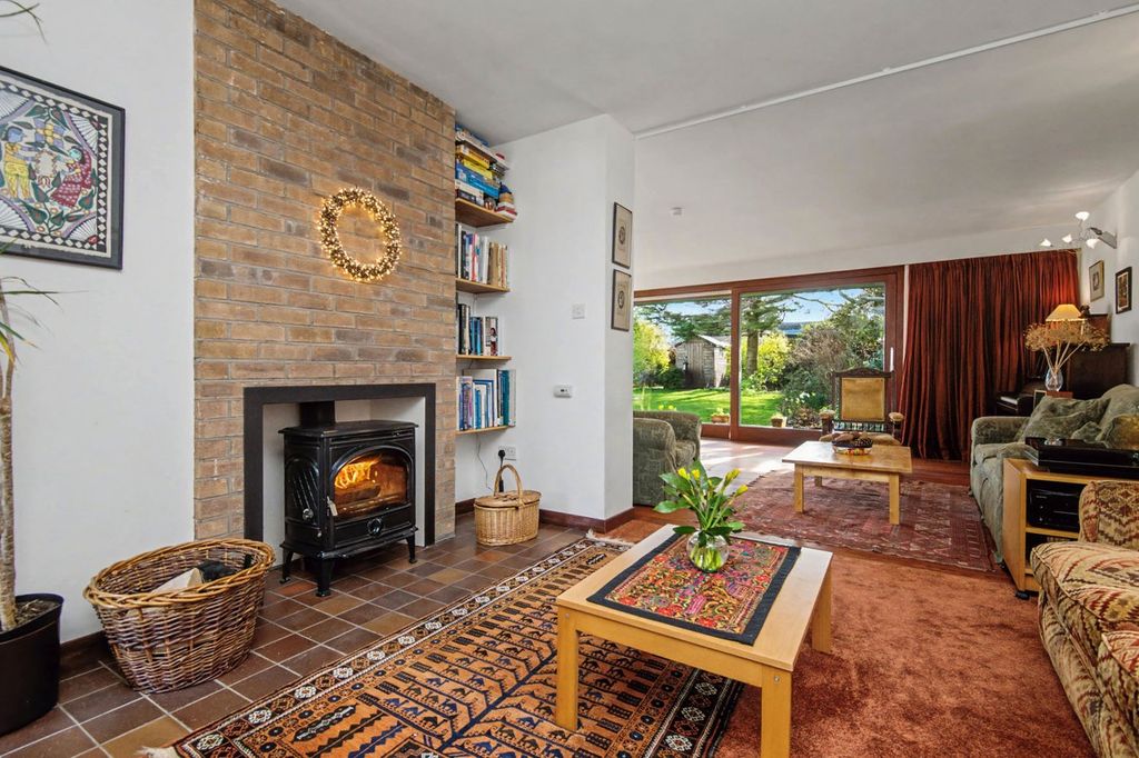 Property photo 2 of 28