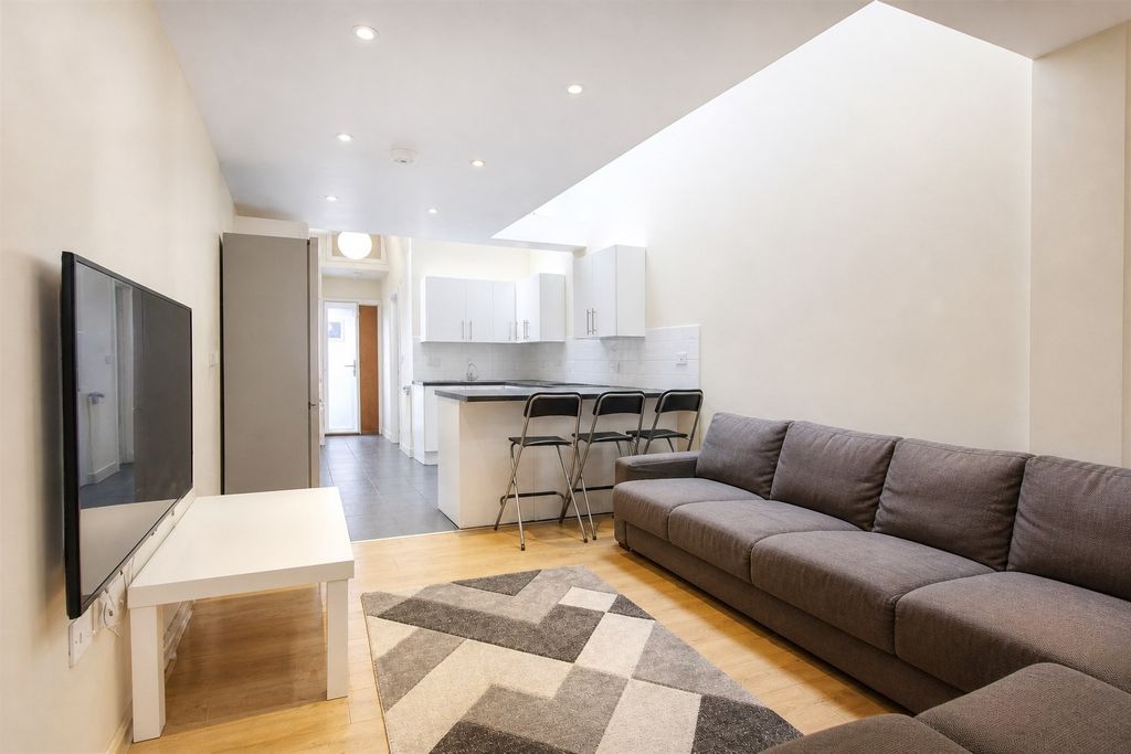 Property photo 1 of 13 Approach
