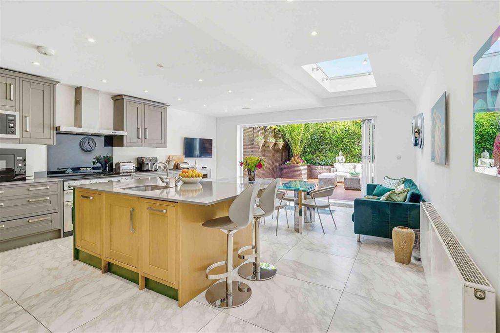 Property photo 1 of 33