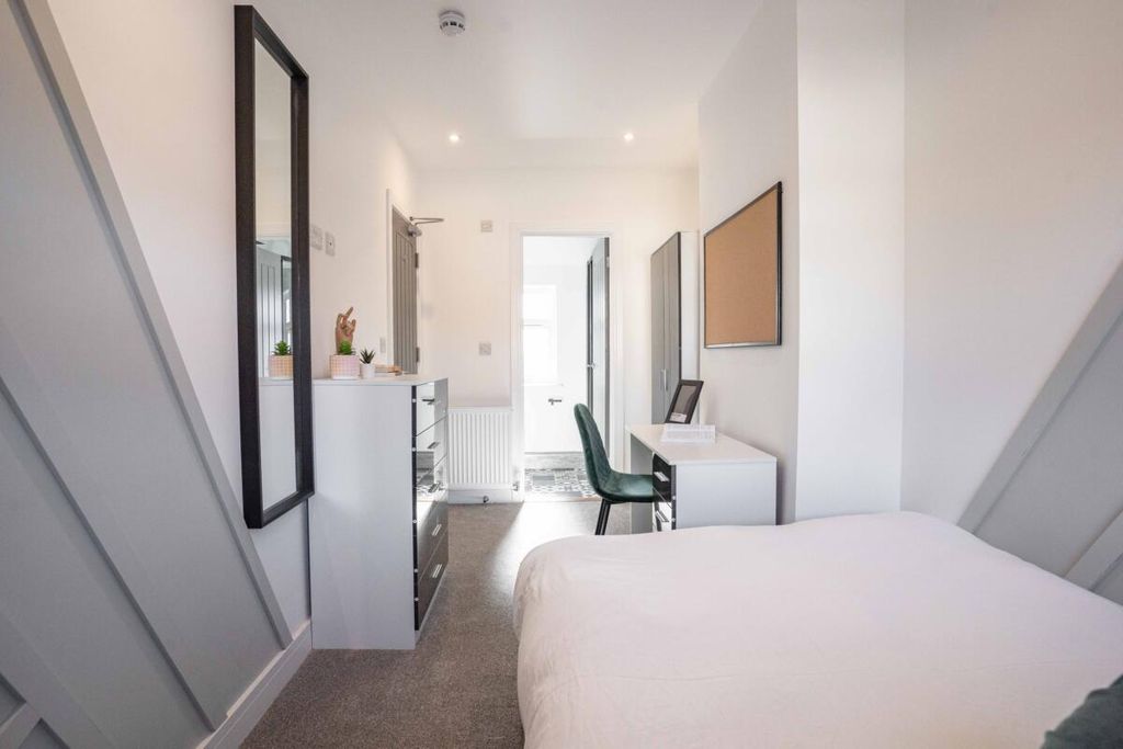 Additional image 12 of 6 bed shared accommodation to rentCromwell Road, Stanmore SO22